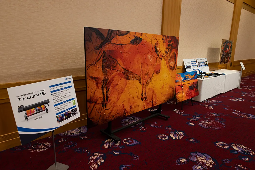 A large mural reproduced down to its uneven surface by our UV printer Product used: MG-640