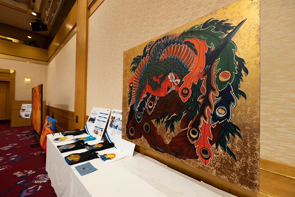 A reproduction of “Phoenix Glaring in All Directions,” by Katsushika Hokusai Product used: LEC2-640