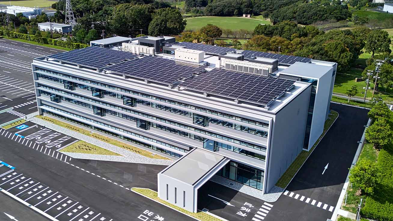 本社屋上太陽光発電パネル